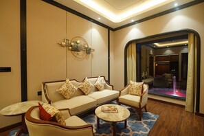 Suite, 1 très grand lit (Anantara) | Aire de séjour | Téléviseur