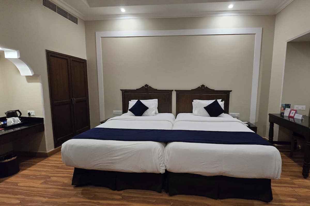 Superior Room, 2 Twin Beds | Minibar, in-room safe, desk, blackout drapes