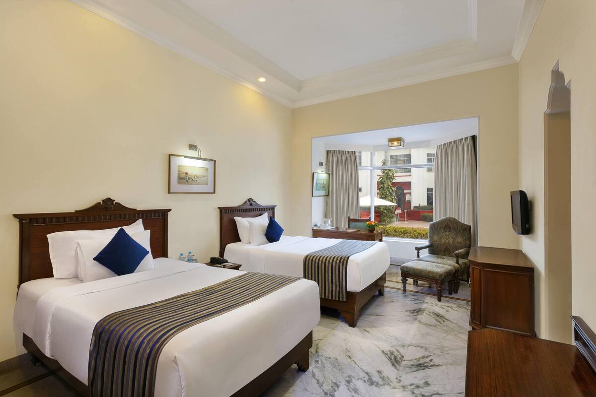 Phòng Deluxe, 2 giường đơn | Minibar, két bảo mật tại phòng, bàn, màn/rèm cản sáng 