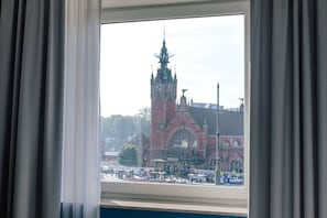 1 Schlafzimmer, hochwertige Bettwaren, Zimmersafe, Schreibtisch