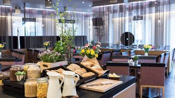 Daily buffet breakfast (PLN 80 per person)