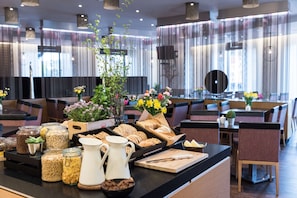 Daily continental breakfast (PLN 75 per person)