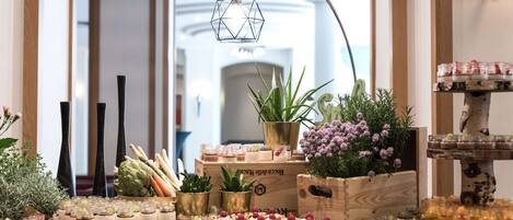 Una mesa de buffet con diversos alimentos y elementos decorativos.