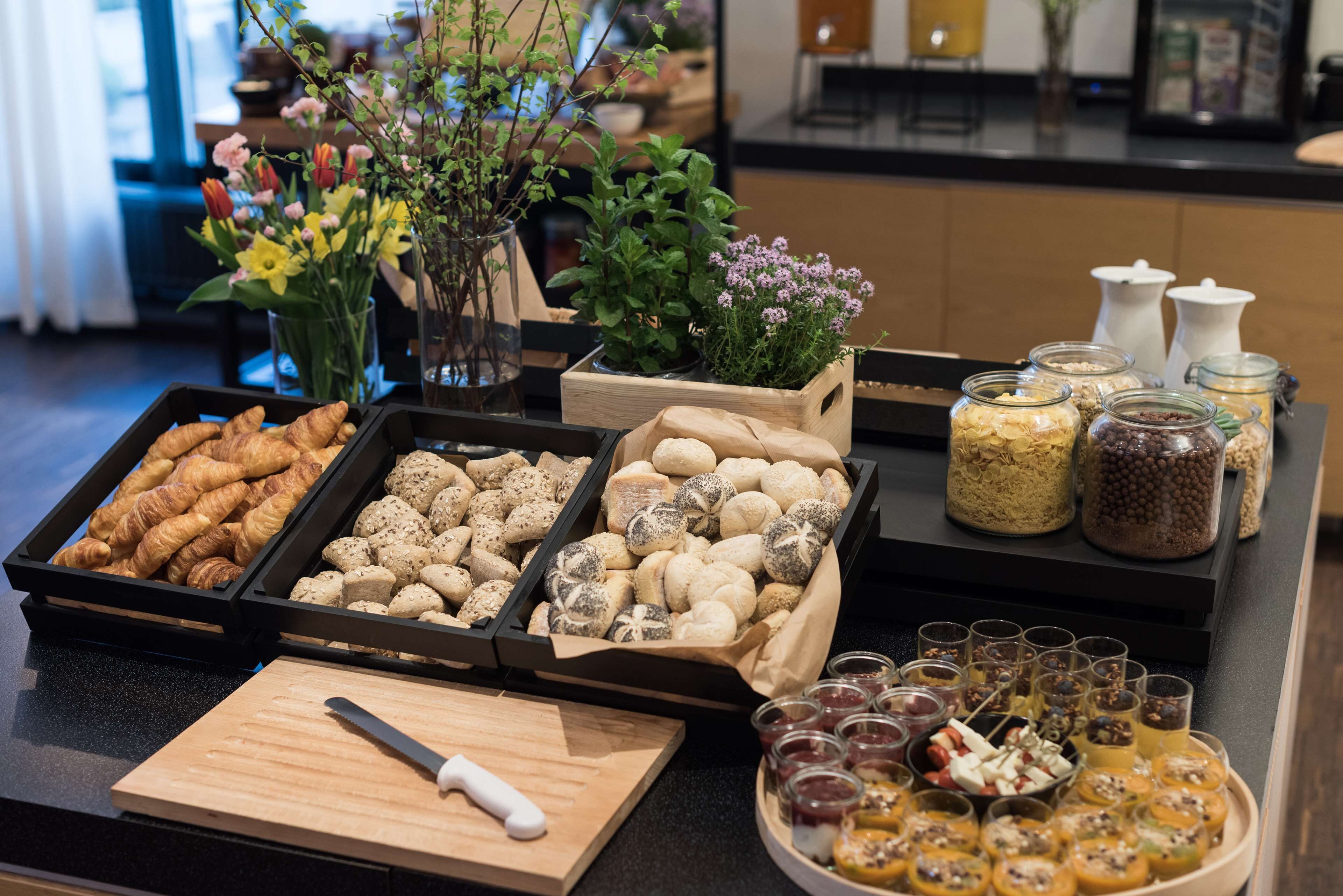 daily buffet breakfast (pln 80 per person)