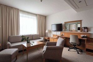 Junior Suite | Premium bedding, in-room safe, desk, laptop workspace - Scandic Gdansk (Gdansk)
