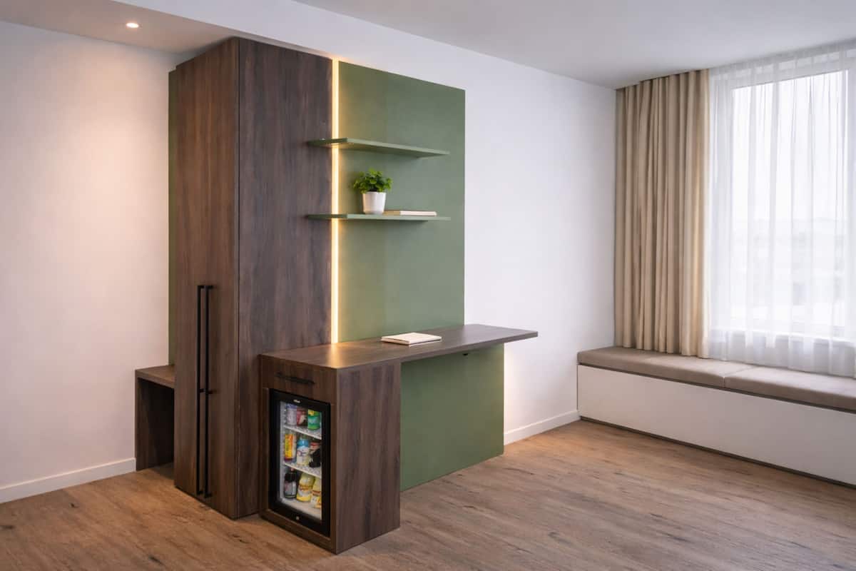 Una habitación moderna con un armario empotrado de madera, una planta pequeña en una estantería y una ventana con cortinas.