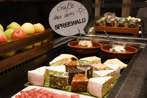 Desayuno buffet diario (EUR 24 por persona)