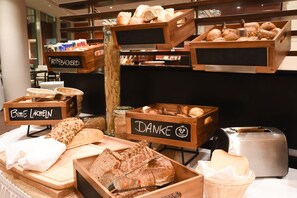 Desayuno buffet (EUR 24 por persona) 