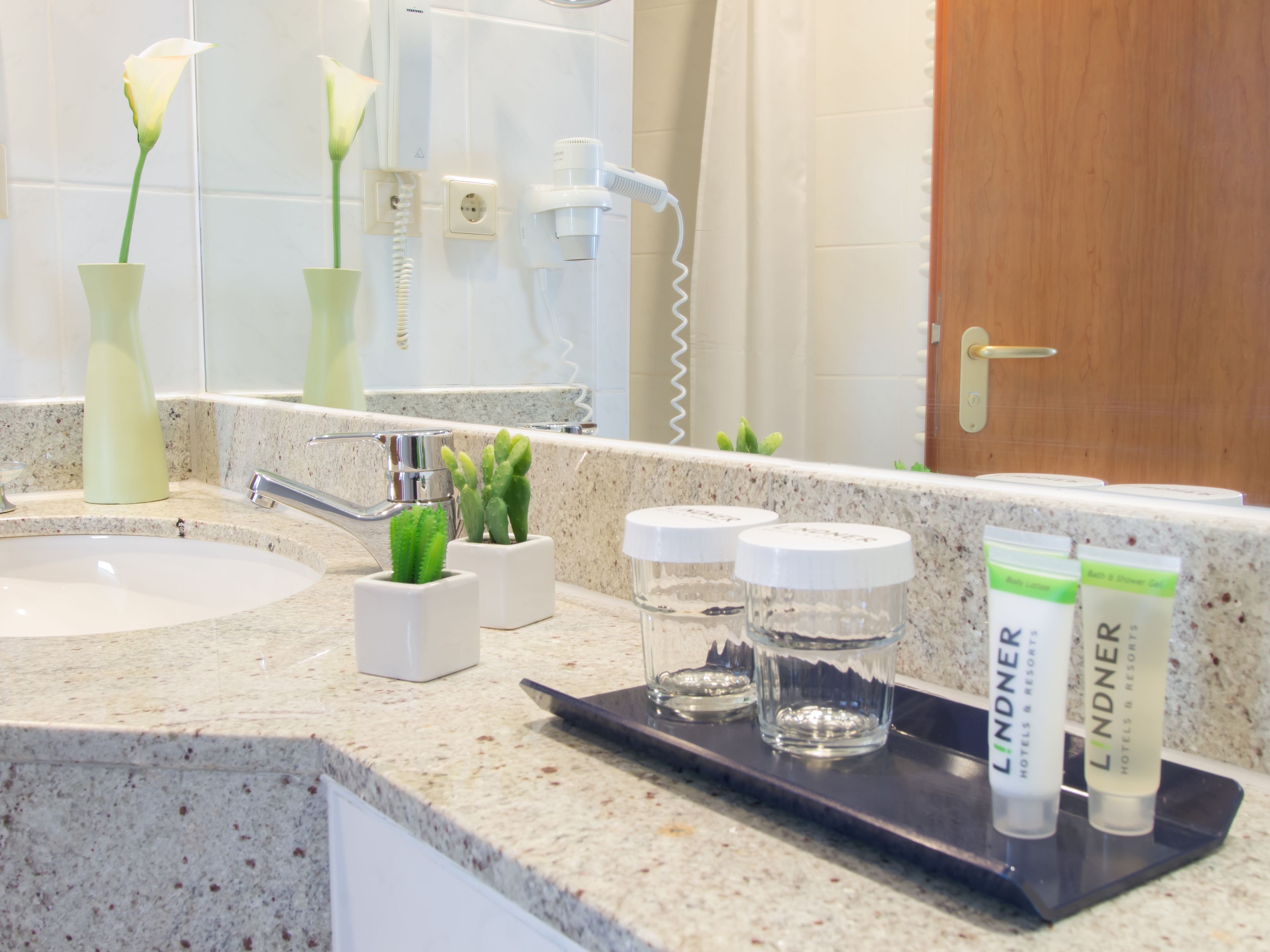 combined shower/bathtub, eco-friendly toiletries, hair dryer, towels