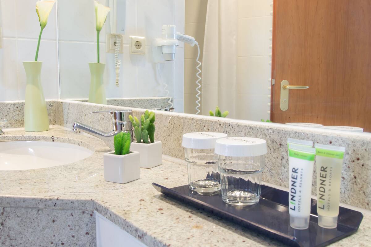 combined shower/bathtub, eco-friendly toiletries, hair dryer, towels