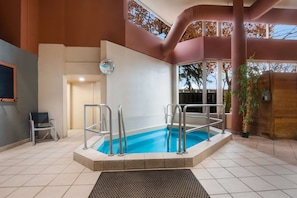 Innenpool, Außenpool, Liegestühle