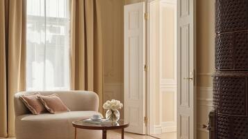 Suite ejecutiva, 1 habitación | Área de sala de estar | Smart TV de 52 pulgadas con canales digitales y piso con calefacción