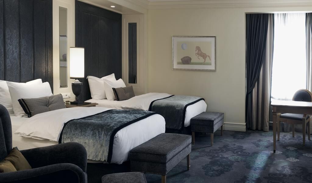 Bộ đồ giường cao cấp, chăn bông, minibar, két bảo mật tại phòng 