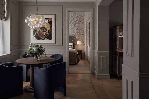 Suite (Courtyard | Twin) | Zona de estar | Smart TV de 52 pulgadas con canales digitales, suelo radiante