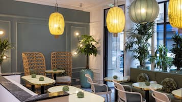 Desayuno completo (EUR 20 por persona)