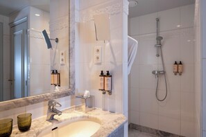 Executive-suite | Badeværelse | Badekar, hårtørrer, håndklæder
