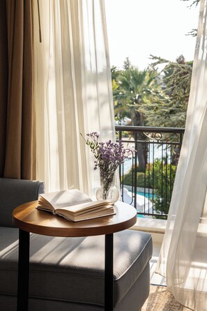 Room, 1 King Bed, Pool View (Club Access) | Premium bedding, minibar, in-room safe, desk - Hyatt Regency Thessaloniki (Thermi)