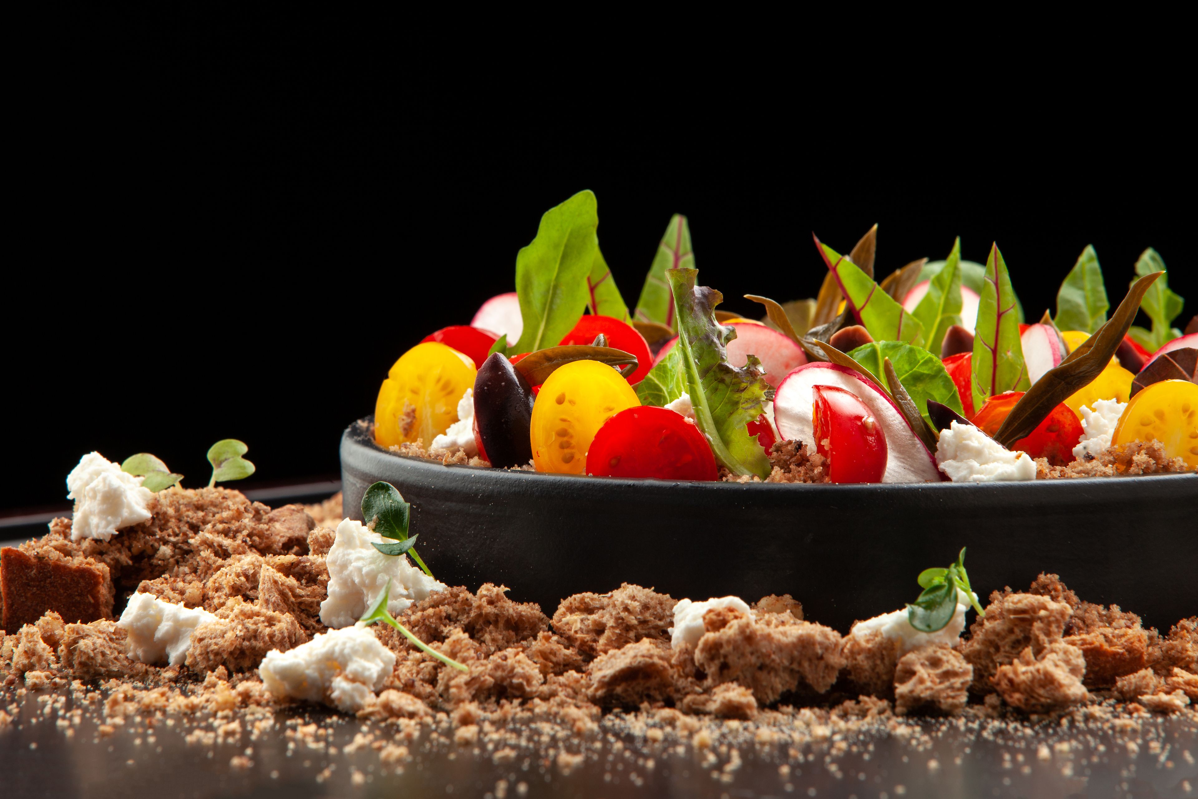 Un dessert composé de différents fruits et d’une base en crumble.