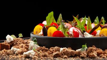 Un dessert composé de différents fruits et d’une base en crumble.