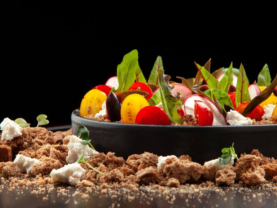 Uma sobremesa com diversas frutas e base crocante.