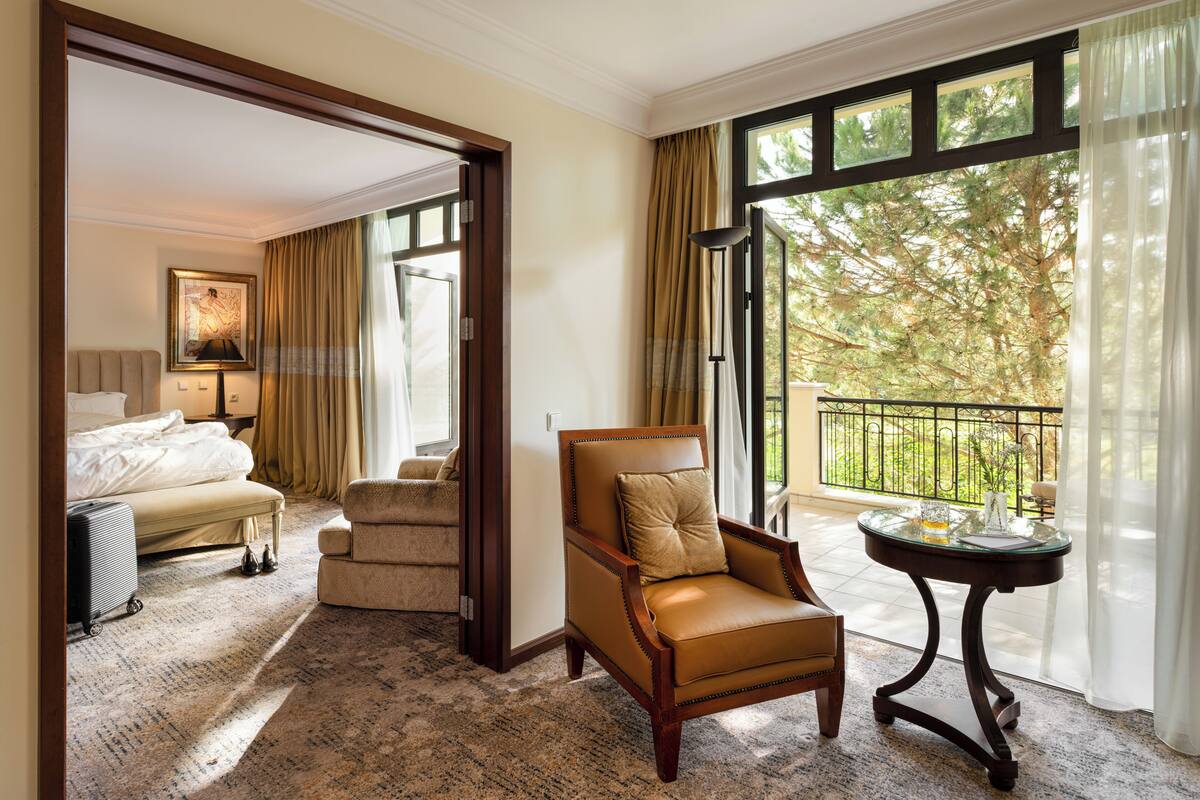 executive suite | premium bedding, minibar, in-room safe, desk