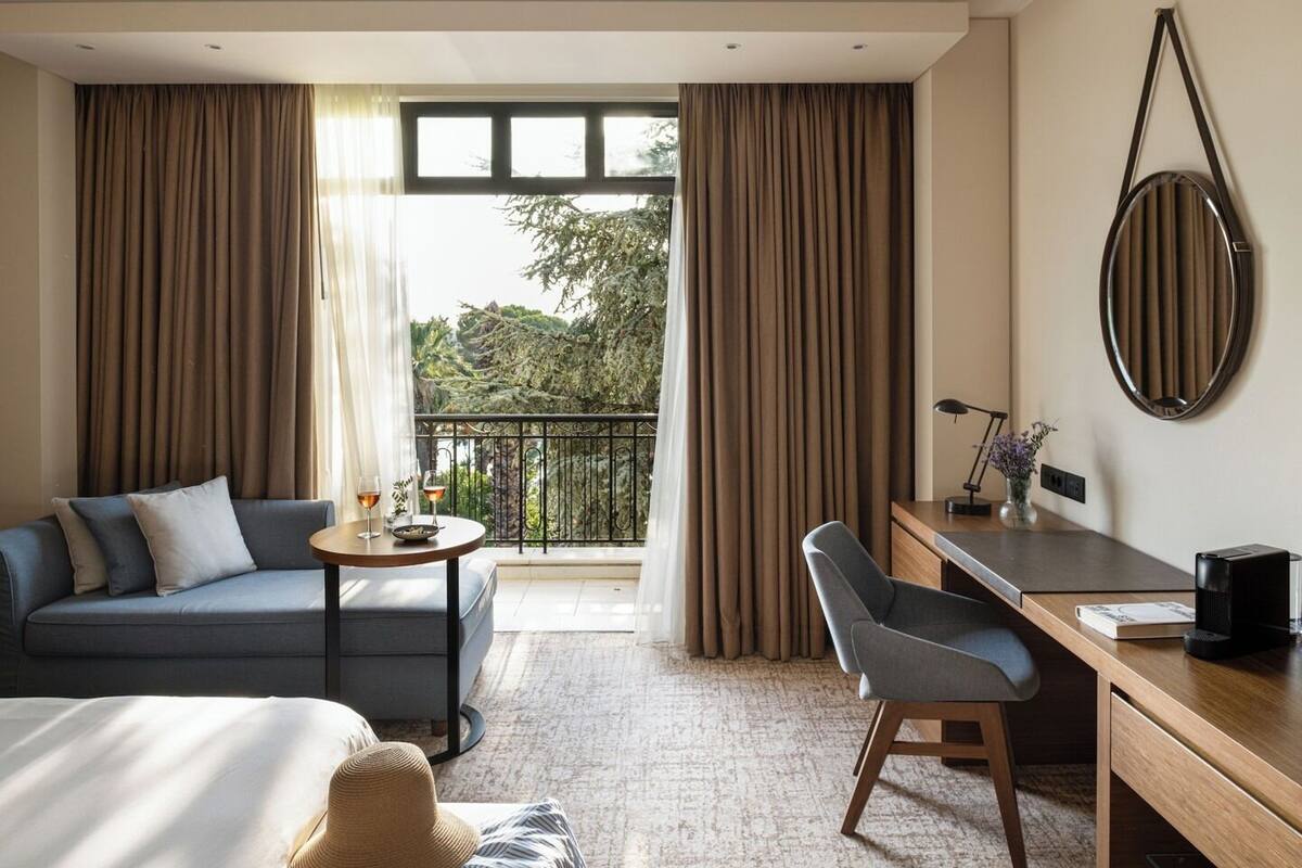 Premium bedding, in-room safe, desk, blackout drapes