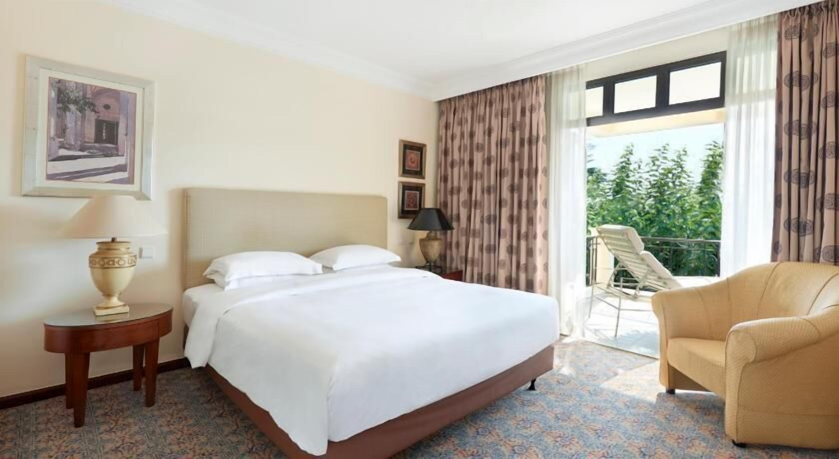 Premium bedding, in-room safe, desk, blackout curtains