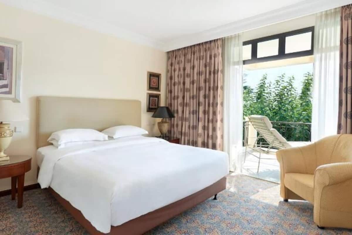 Premium bedding, in-room safe, desk, blackout curtains