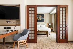 Regency, Suite, 1 King Bed | Living area
