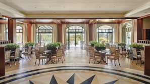 2 restaurants, breakfast served