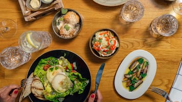 Thức ăn và đồ uống