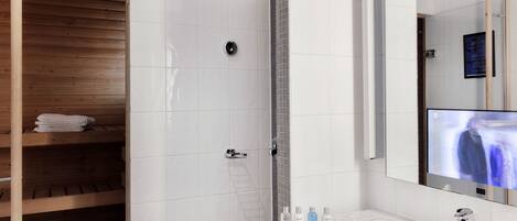 Un baño moderno con cabina de ducha de madera, un espejo grande y un lavamanos de mármol.
