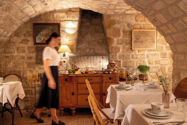 Daily continental breakfast (EUR 18 per person)