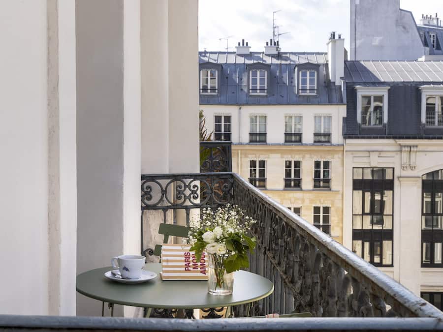 Superior-rum - balkong | Värdeförvaringsskåp på rummet, skrivbord och arbetsyta för laptop