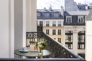 In-room safe, desk, laptop workspace, soundproofing - Hôtel Le Saint-Grégoire (Paris)