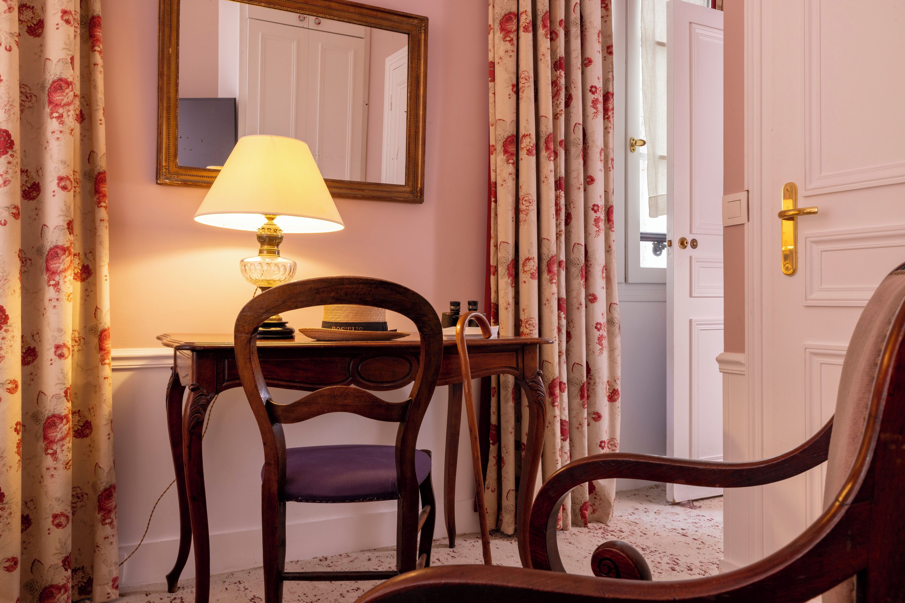 classic double room | 1 bedroom, in-room safe, desk, laptop workspace