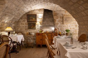 Daily continental breakfast (EUR 18 per person)