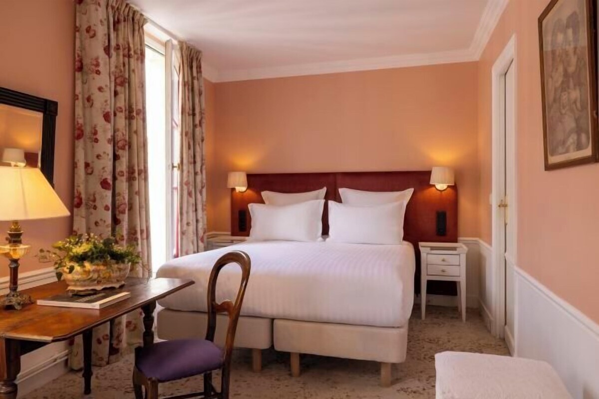 In-room safe, desk, laptop workspace, soundproofing