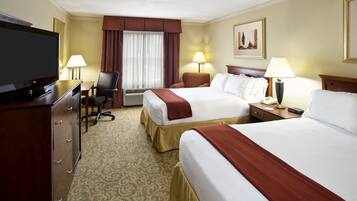 Camas con pillow-top, caja de seguridad en la habitación y escritorio