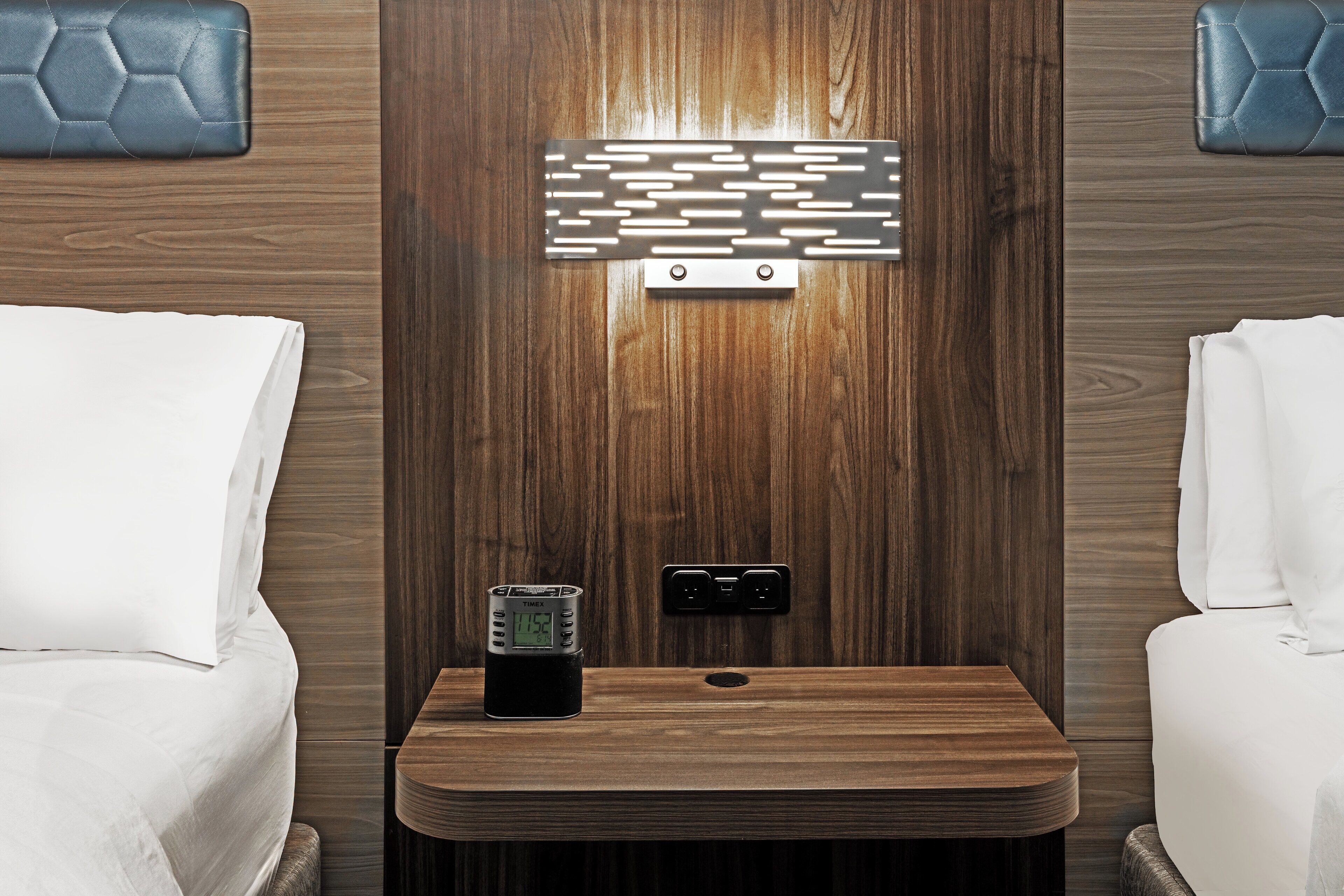 Senge med topmadrasser, pengeskab på værelset, skrivebord