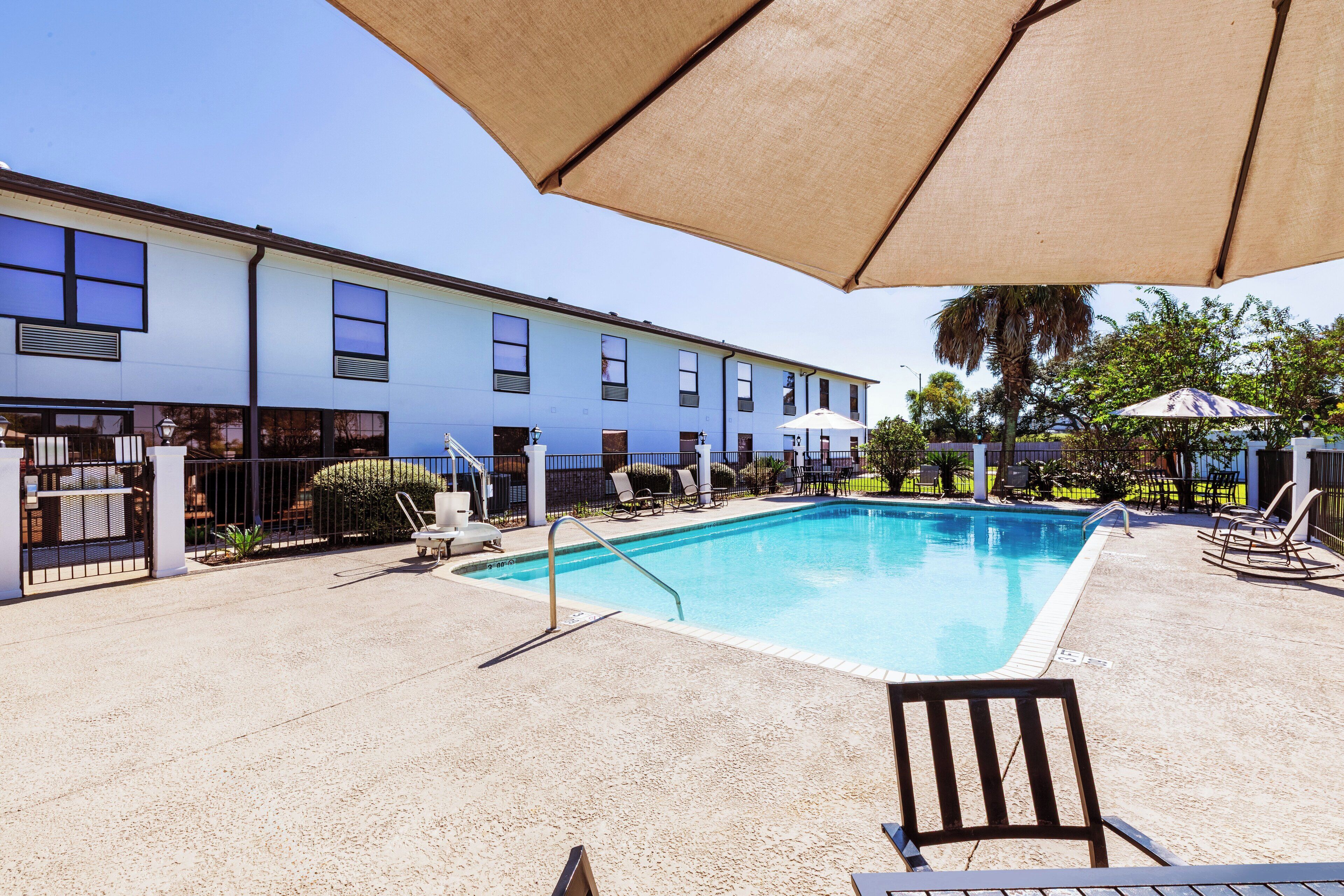 Una piscina al aire libre de temporada