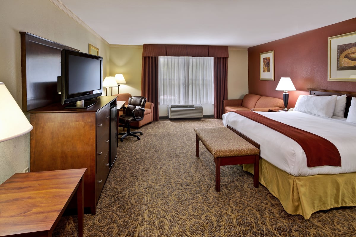 standard room, 1 king bed, accessible bathtub (communications, mobility) | pillow-top beds, in-room safe, desk, laptop workspace