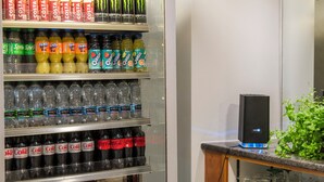 Ein Getränkekühlschrank, gefüllt mit verschiedenen Getränken, darunter Costa, Fanta und Monster Energy.