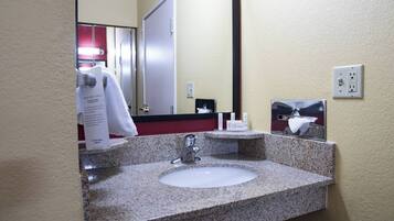 Tina con regadera, amenidades de baño de diseñador, secadora de cabello