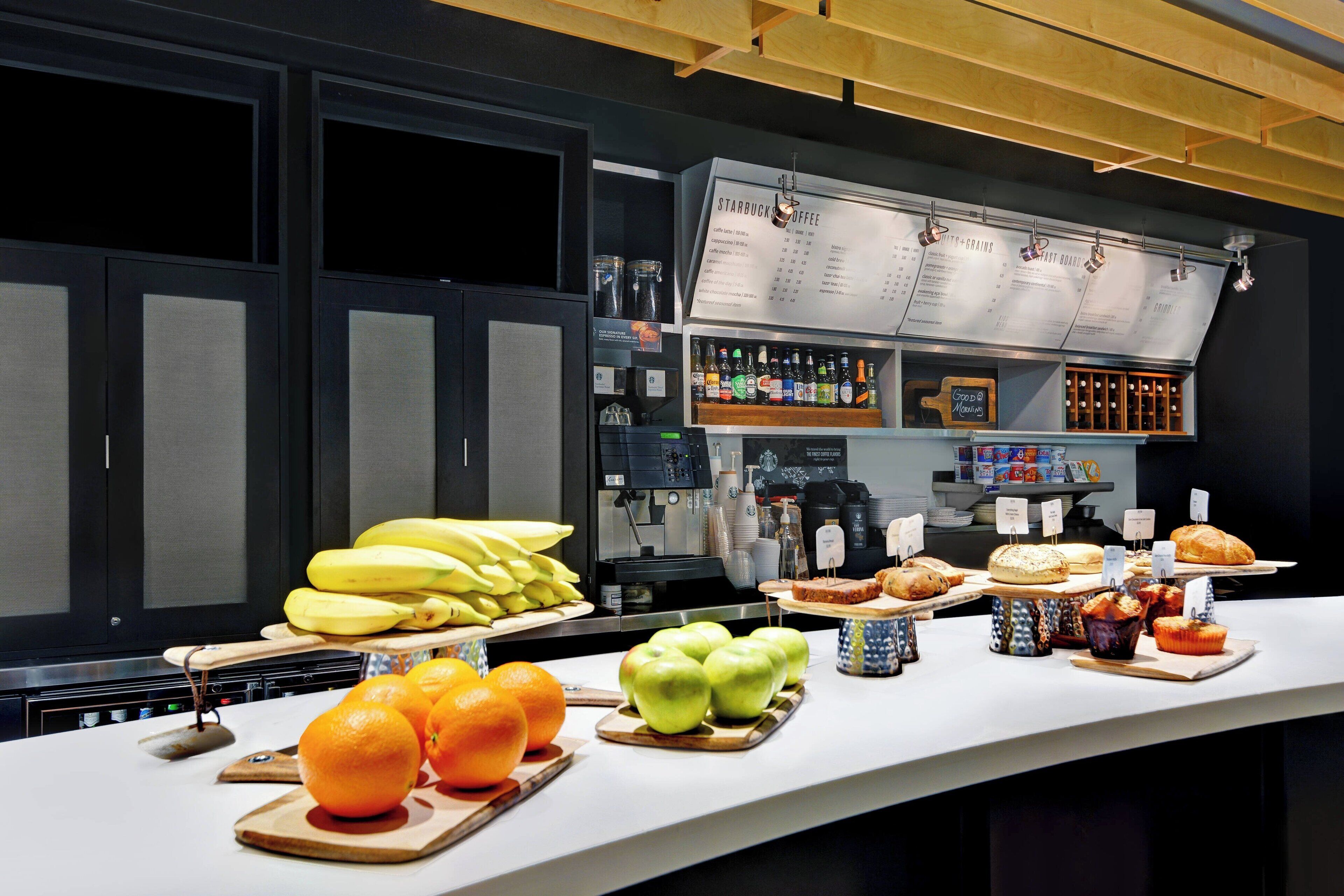 Phục vụ bữa sáng và bữa tối 