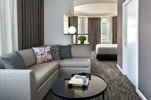 Suíte júnior, 1 cama King, vista para a cidade, no canto | Roupas de cama premium, cofres nos quartos, escrivaninha