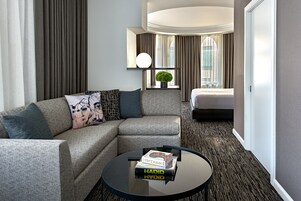 주니어 스위트, 킹사이즈침대 1개, 시내 전망, 코너 | 고급 침구, 객실 내 금고, 책상, 암막 커튼