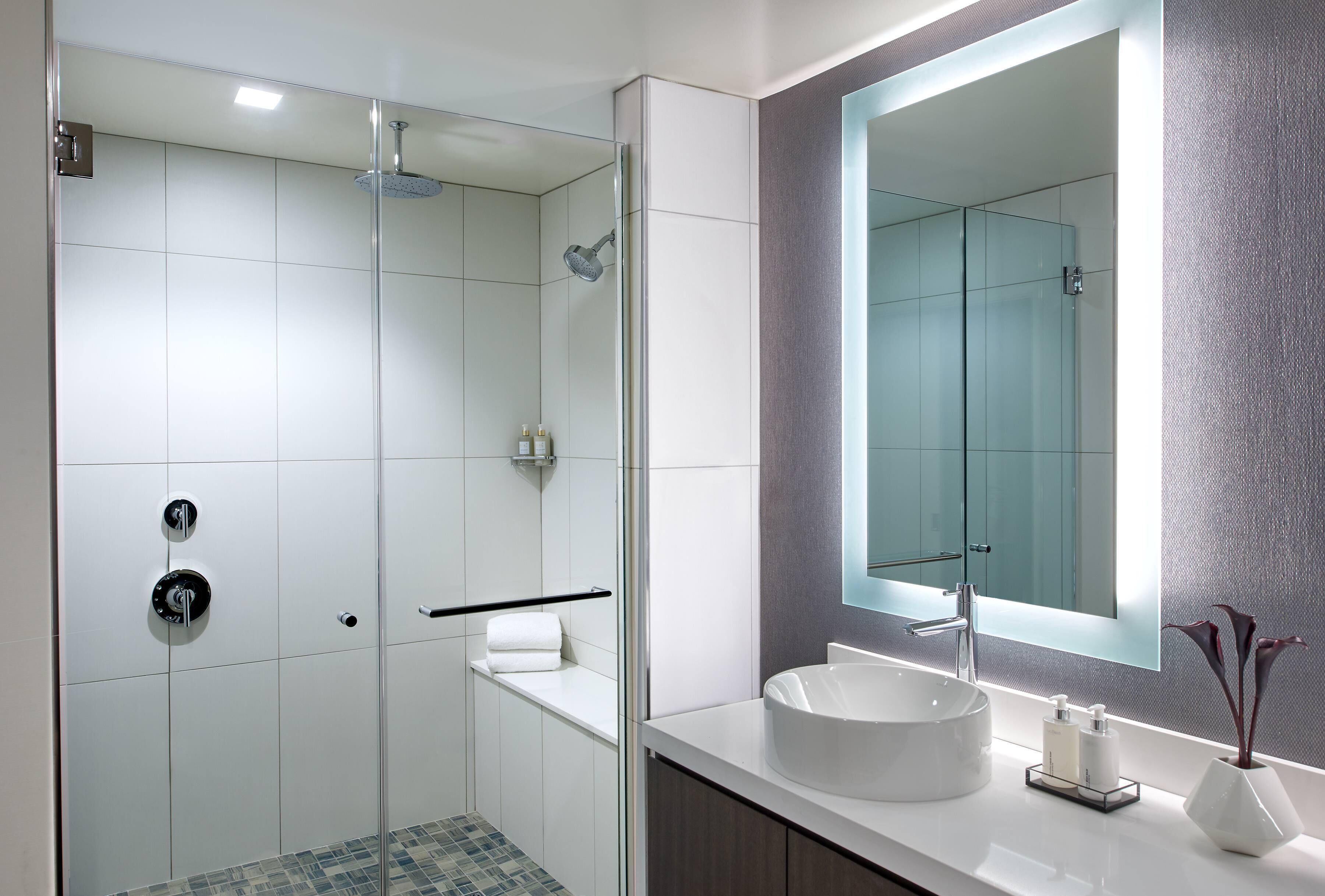 suite, 1 bedroom (king) | bathroom | combined shower/bathtub, designer toiletries, hair dryer, bathrobes