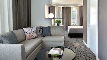 Junior Suite, 1 King Bed, City View, Corner | Living area