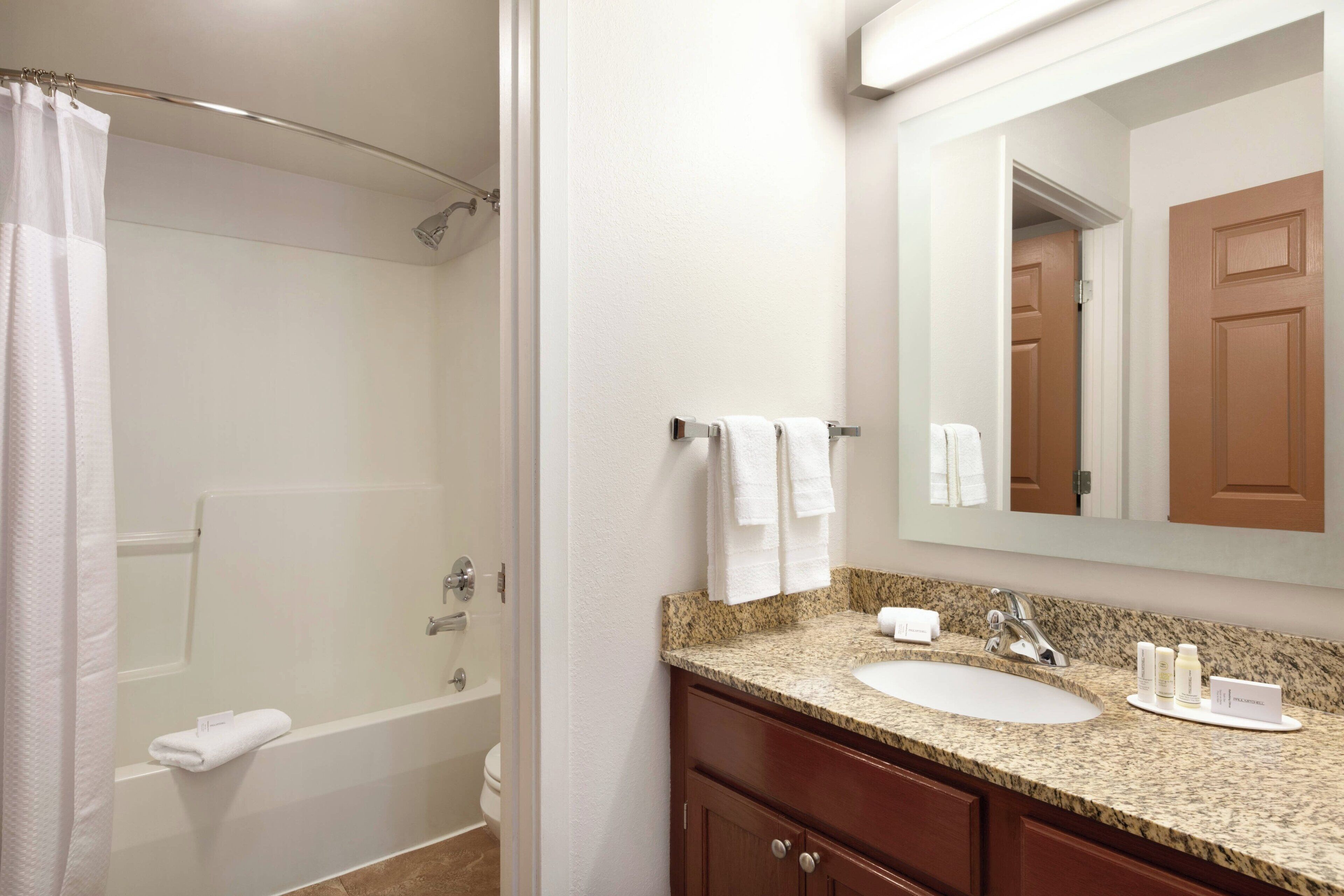 suite, 2 bedrooms | bathroom | combined shower/bathtub, free toiletries, hair dryer, towels